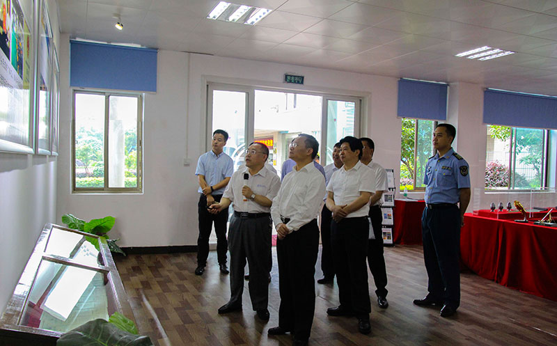 長(cháng)沙市委副書(shū)記、市長(cháng)胡忠雄一行蒞臨頂立科技調研